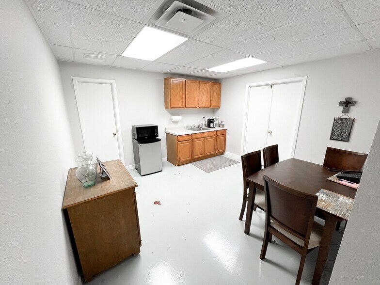 More Photos Of 311 E Illinois Ave, Midland Office For Sale