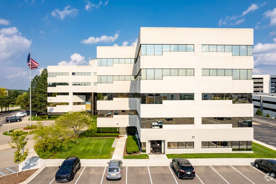 More Photos Of 901 Wilshire Dr, Troy Office For Sale