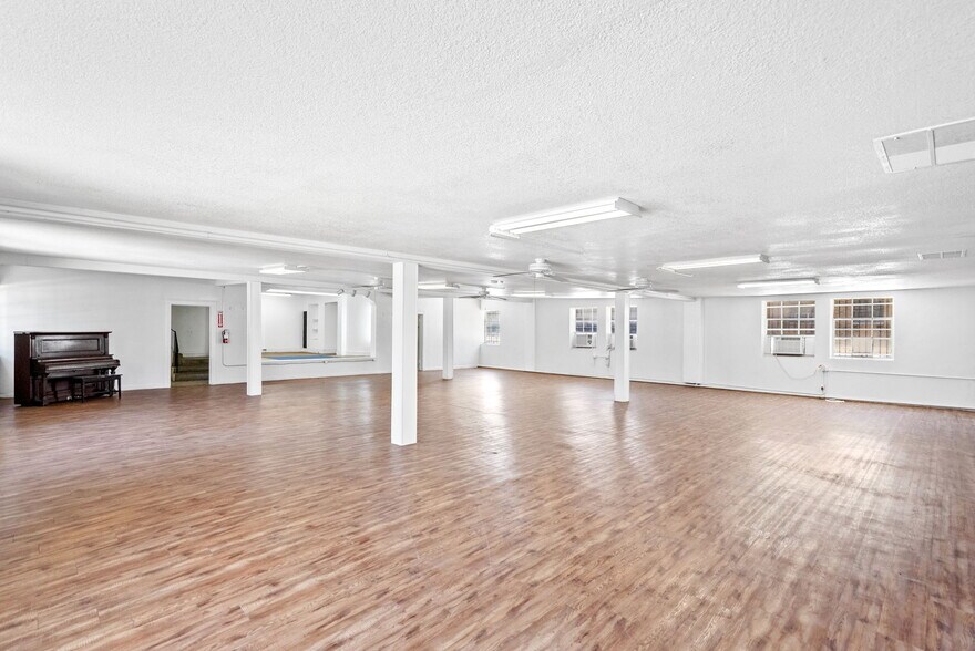 More Photos Of 1701 W Woodlawn Ave, San Antonio Religious Facility For Sale