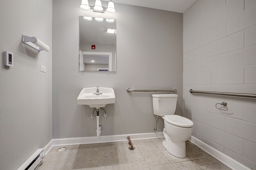 More Photos Of 1307 S Schoolhouse Rd, New Lenox Warehouse For Lease