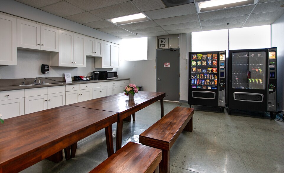 More Photos Of 1919 Vineburn Ave, Los Angeles Warehouse For Lease