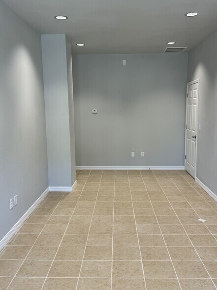 More Photos Of 1059 Duck Box, Umatilla Light Manufacturing For Lease