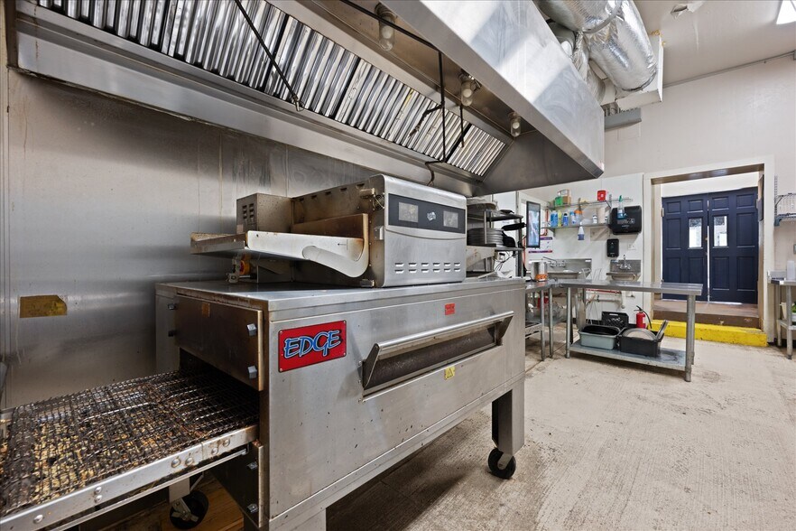 More Photos Of 629 W Main St, Yukon General Retail For Lease