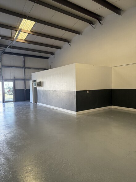 More Photos Of 2617 W Blue Mound Rd, Haslet Warehouse For Lease
