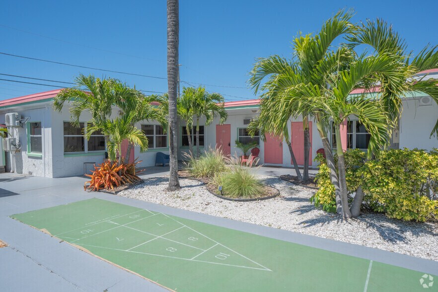 More Photos Of 648 Poinsettia Ave, Clearwater Beach Hotel For Sale