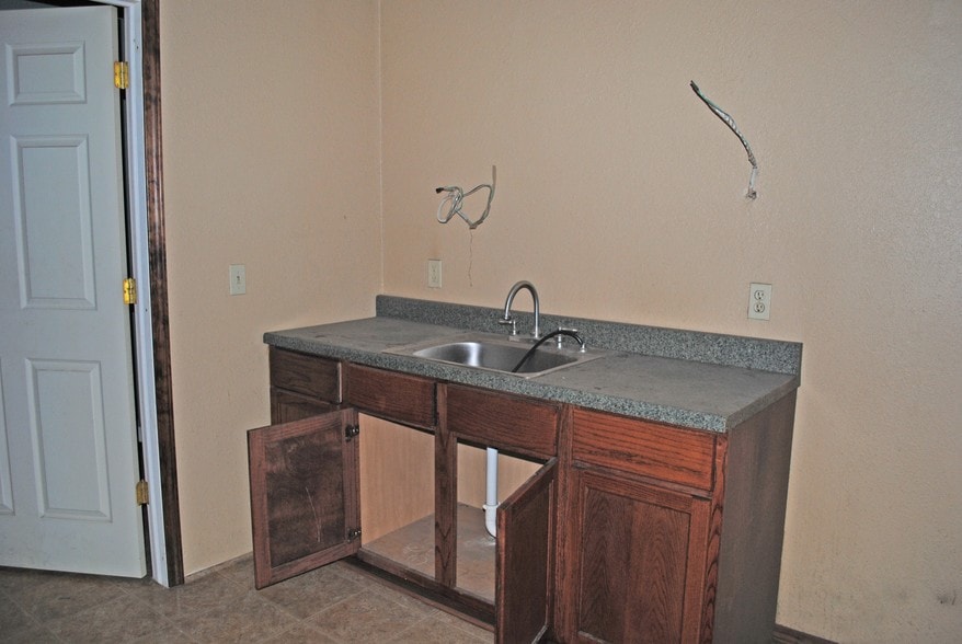 More Photos Of 223-227 S Main St, Wagoner Warehouse For Sale