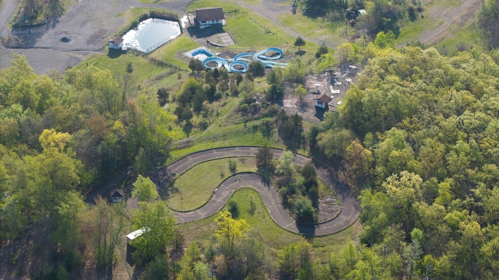 More Photos Of 167 Hill Rd, Kingston Sports And Entertainment For Sale