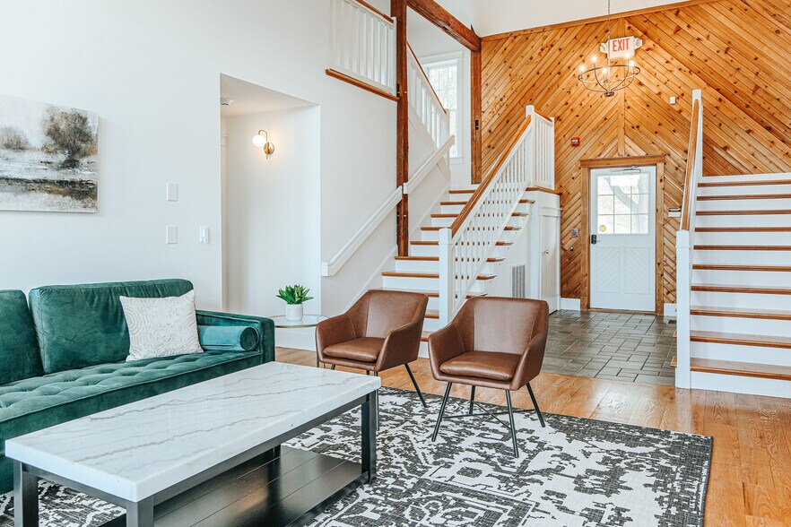 More Photos Of 1329 Commerce Rd, Staunton Hotel For Sale