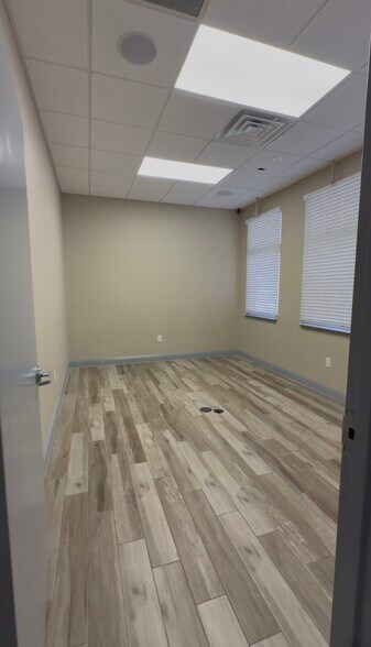 More Photos Of 118 Lynn Ave, Lewisville Office For Sale