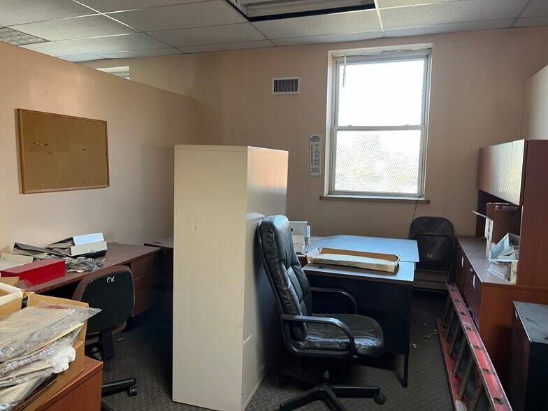 More Photos Of 100 Hinsdale St, Brooklyn Warehouse For Lease