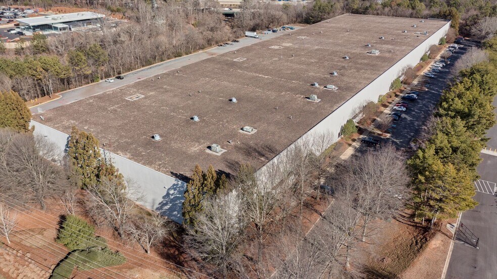 More Photos Of 2850 Barrett Lakes Blvd, Kennesaw Warehouse For Lease