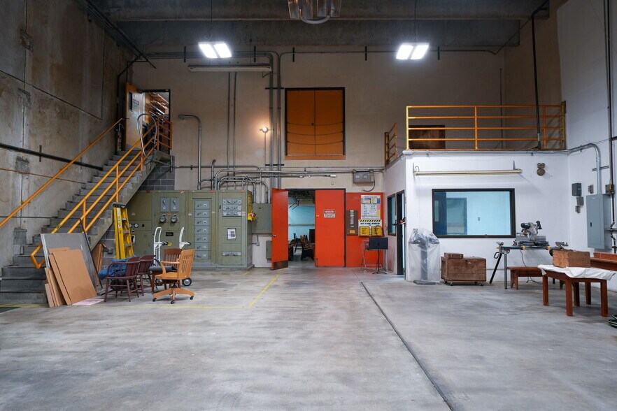 More Photos Of 1555-1557 SE Crystal Lake Dr, Corvallis Warehouse For Lease