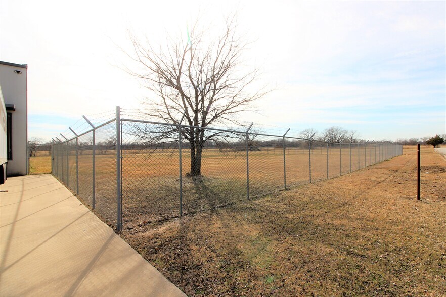 More Photos Of 1101 Woods St, Gainesville Warehouse For Lease