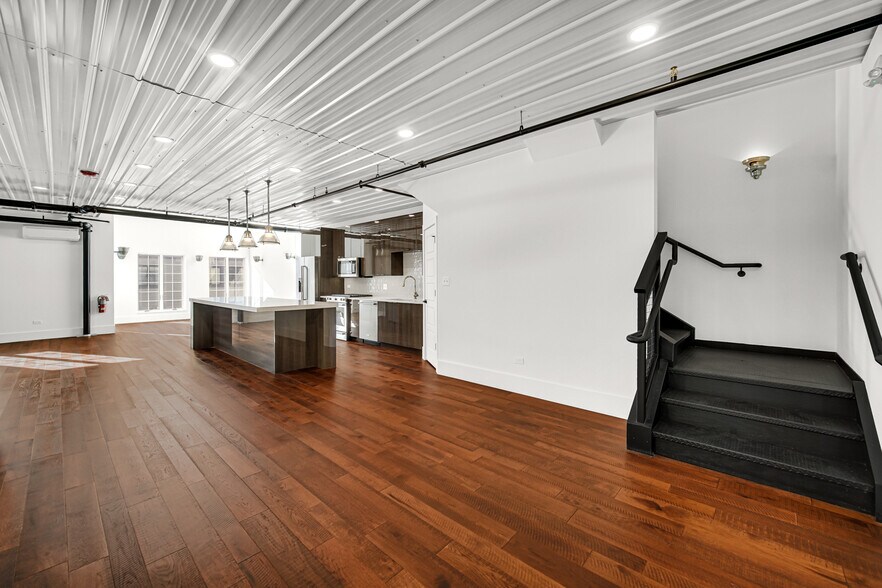 More Photos Of 2244 Ferry Rd, Naperville Flex For Sale