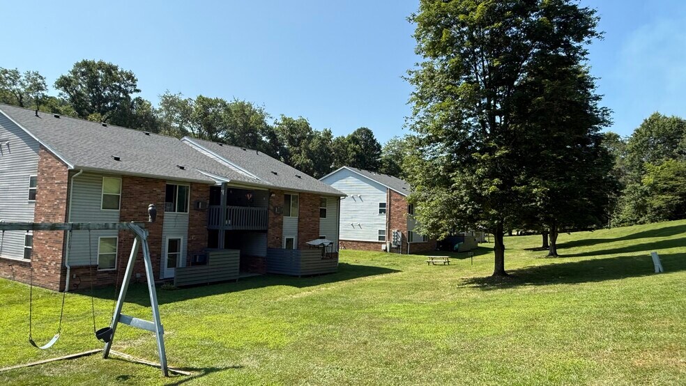 More Photos Of 432 McConnell St, Uhrichsville Apartments For Sale