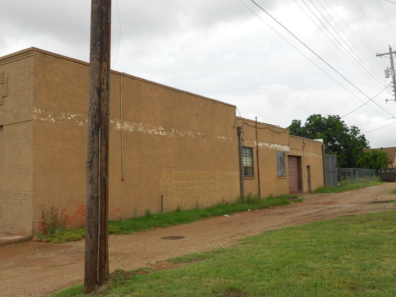 More Photos Of 218 Elm St, Abilene Flex For Sale