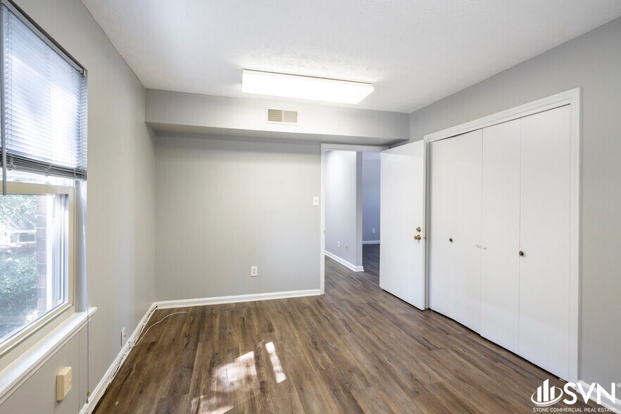 More Photos Of 261 Regency Cir, Lexington Office For Lease