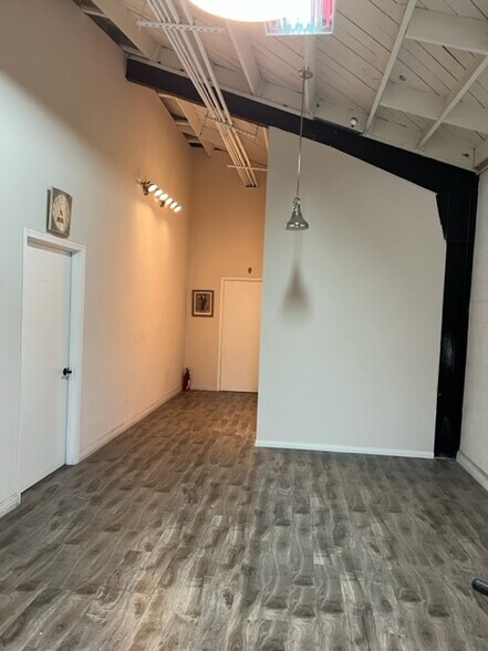 More Photos Of 1329-1333 Santee St, Los Angeles Storefront For Lease