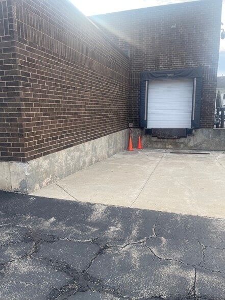More Photos Of 1355 Wilhelm Rd, Mundelein Warehouse For Lease