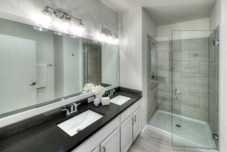 More Photos Of 1555 Ellinwood Ave, Des Plaines Apartments For Lease