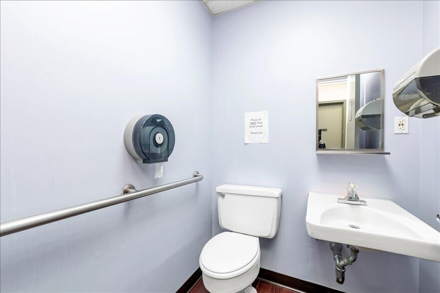 More Photos Of 1620 Front St, East Meadow Medical For Lease