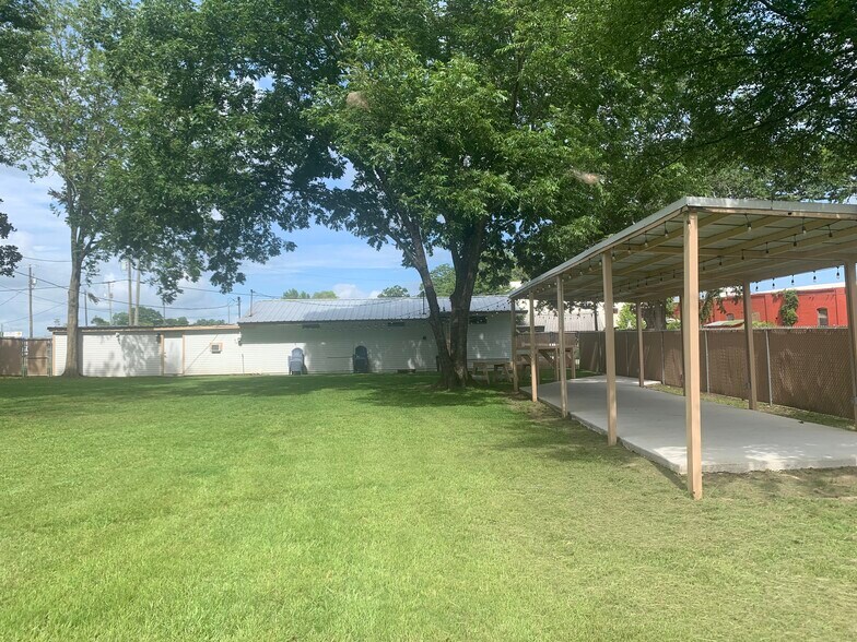 More Photos Of 320 19th St N, Columbus Flex For Lease