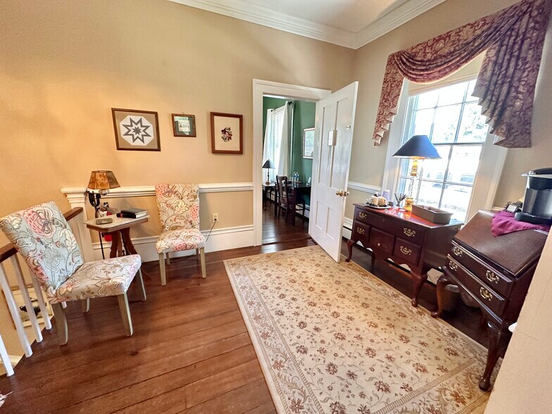 More Photos Of 615 College St, Clinton Hotel For Sale