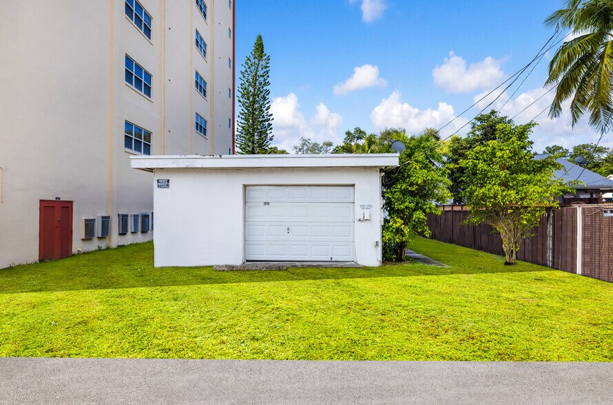 More Photos Of 1711 Buchanan St, Hollywood Apartments For Sale