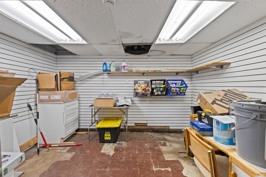 More Photos Of 5915 Belair Rd, Baltimore Veterinarian Kennel For Sale