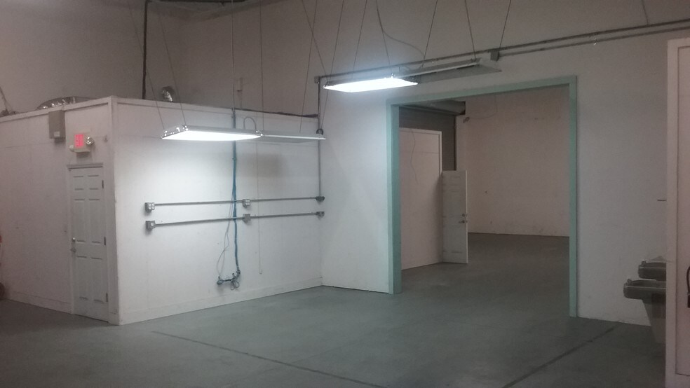 More Photos Of 10231-10249 Windhorst Rd, Tampa Warehouse For Lease