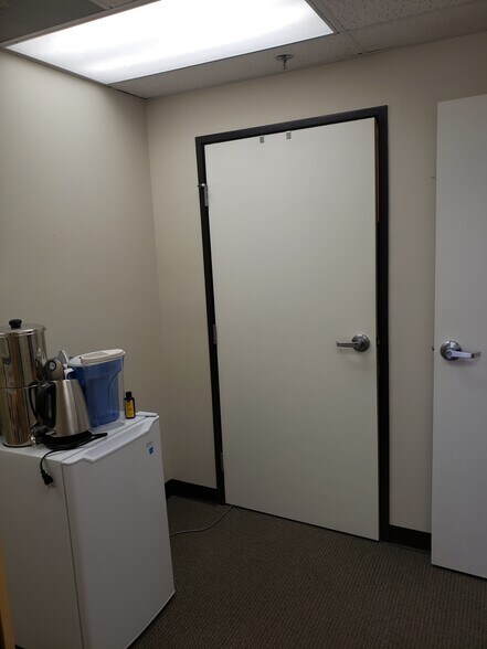 More Photos Of 28348 Roadside Dr, Agoura Hills Office For Lease
