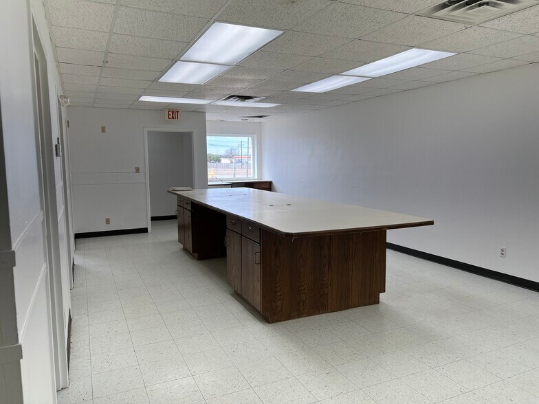 More Photos Of 1416 Twin Oaks St, Wichita Falls Warehouse For Lease