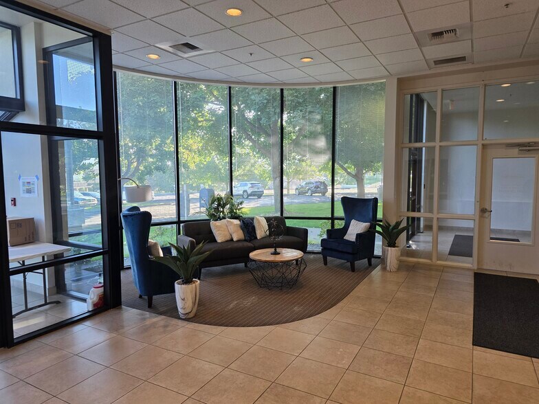 More Photos Of 1009 N Center Pky, Kennewick Office For Lease