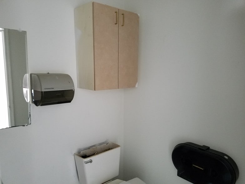 More Photos Of 18775 N Frederick Rd, Gaithersburg Warehouse For Lease