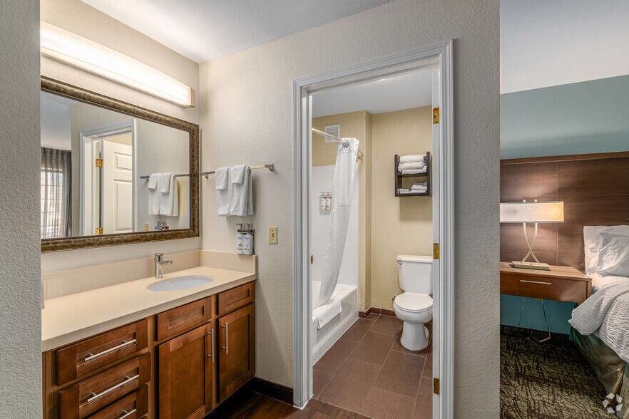More Photos Of 520 I-35, Round Rock Hotel For Sale