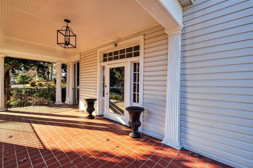 More Photos Of 1011 E Washington St, Greenville Office For Lease