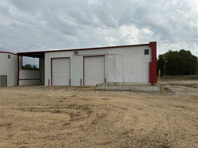 More Photos Of 9182 S US Highway 79, Palestine Service For Lease
