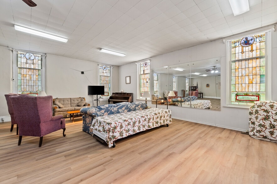 More Photos Of 729 Mason St, Milton Office For Sale