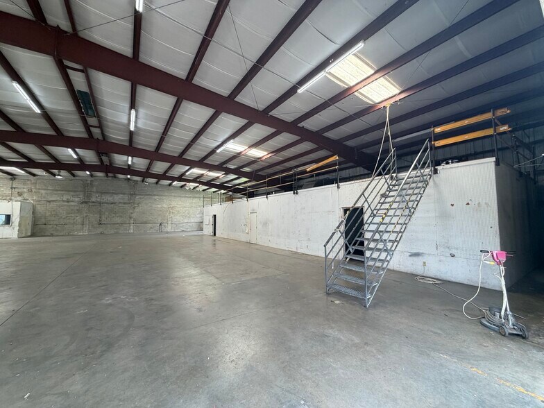 More Photos Of 12090 Metro Pky, Fort Myers Warehouse For Lease