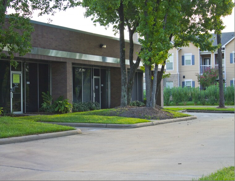 More Photos Of 211-285 W Airtex Blvd, Houston Light Distribution For Lease