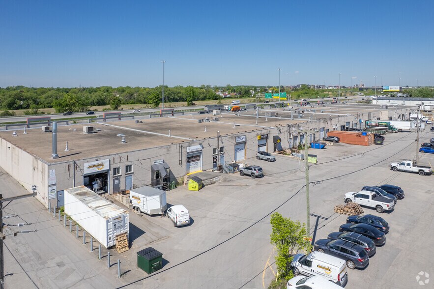 More Photos Of 650-840 Boul Du Curé-Boivin, Boisbriand Distribution For Lease