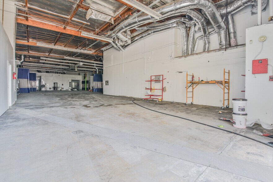 More Photos Of 9130 Glenoaks Blvd, Sun Valley Manufacturing For Lease
