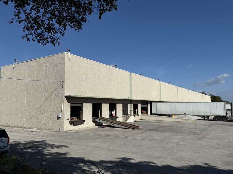 More Photos Of 2001 Australian Ave, Riviera Beach Warehouse For Lease