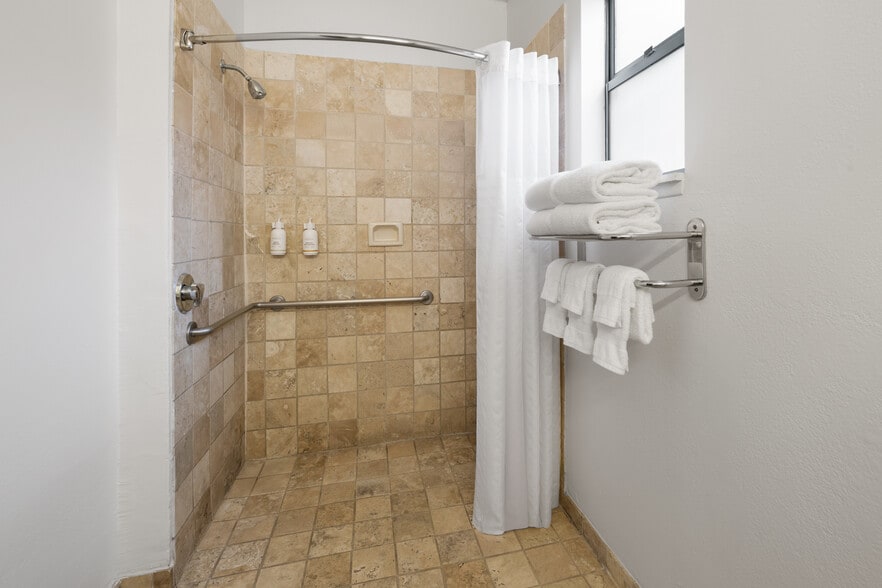 More Photos Of 631 Camino del Rio S, San Diego Hotel For Sale
