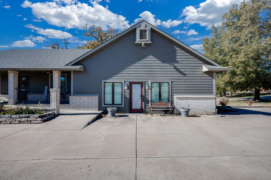 More Photos Of 121 S Water St, Derby Office For Sale