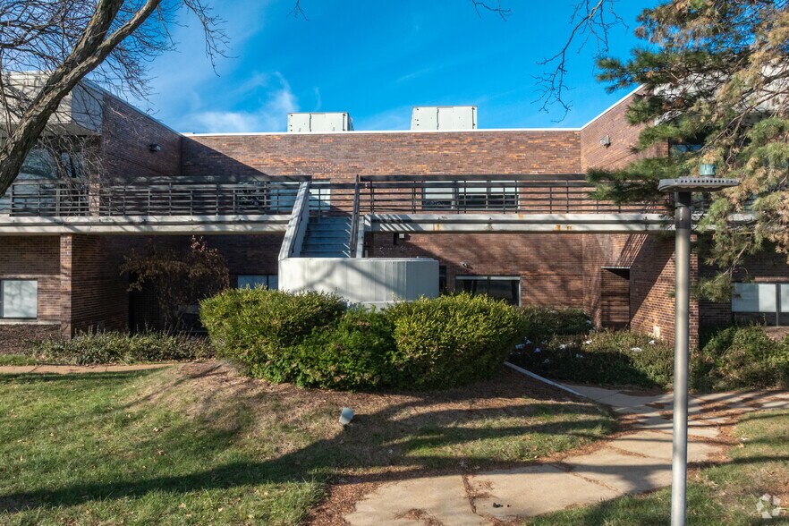 More Photos Of 1145 Corporate Lake Dr, Creve Coeur Office For Sale