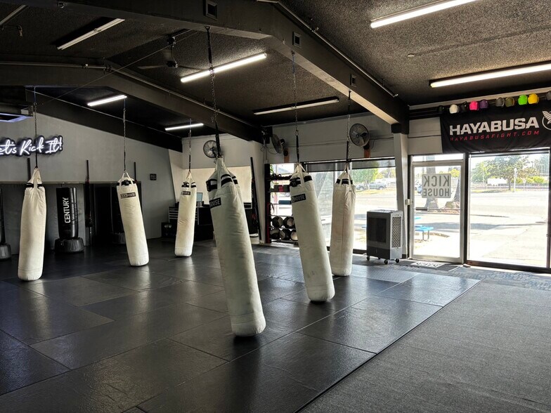 More Photos Of 323-327 W Canal Dr, Turlock Freestanding For Sale