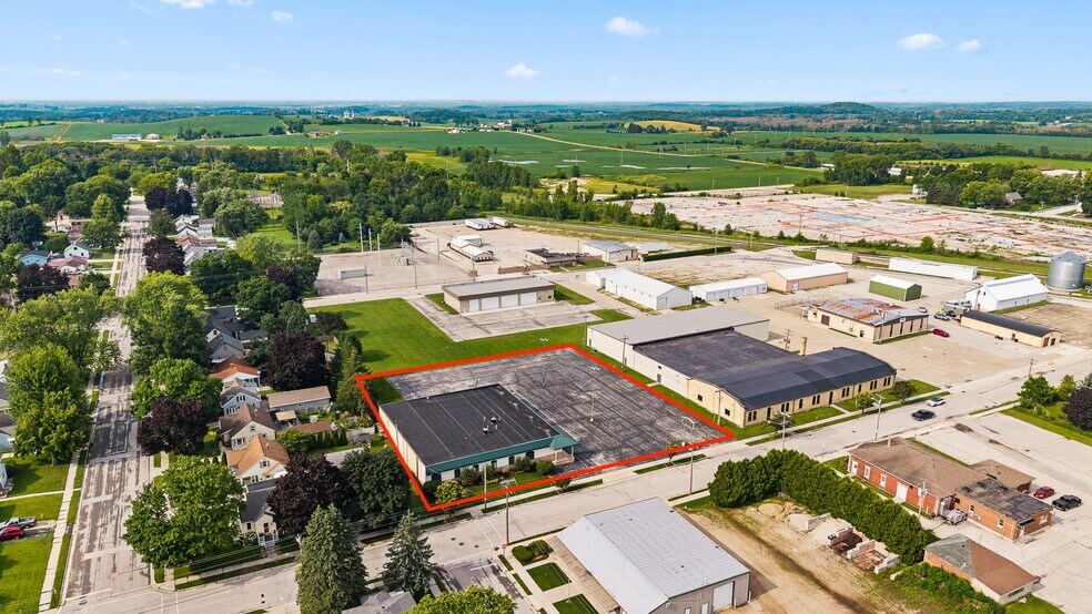 More Photos Of 1828 Park Ave, New Holstein Light Distribution For Sale