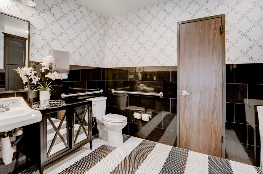 More Photos Of 6544 Greatwood Pky, Sugar Land Loft Creative Space For Sale