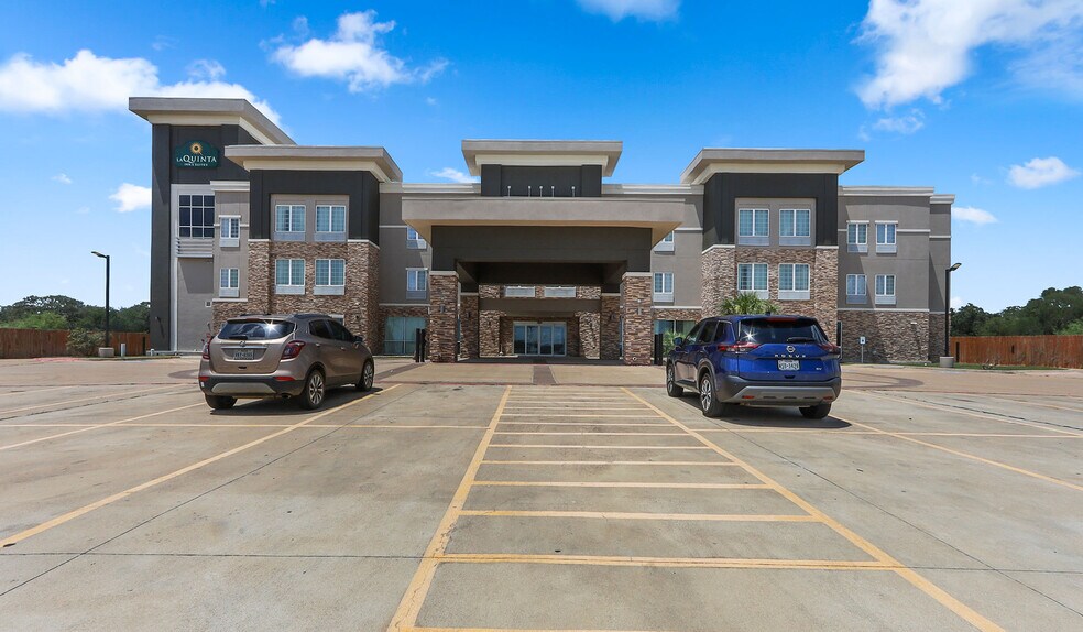 Primary Photo Of 203 E Highway 90, Luling Hotel For Sale